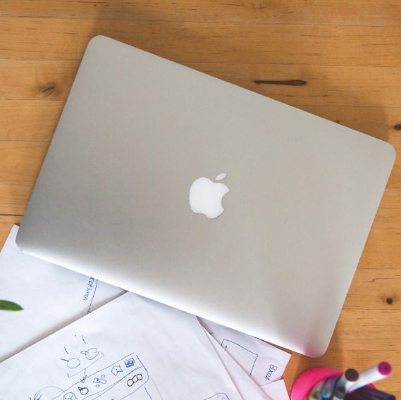 MacBook Air M1 merupakan sebuah laptop yang menawarkan performa yang luar biasa dan keandalan tinggi dengan desainnya yang elegan.