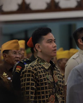 Jejak karier politik Gibran Rakabuming Raka yang saat ini terpilih sebagai cawapres Prabowo oleh partai Golkar.