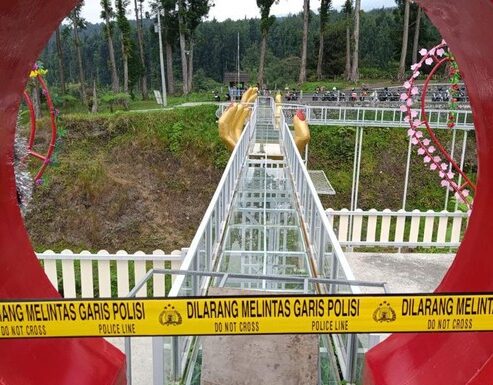 Jembatan kaca Limpakuwus di Banyumas mengalami pecah saat empat wisatawan berswafoto.