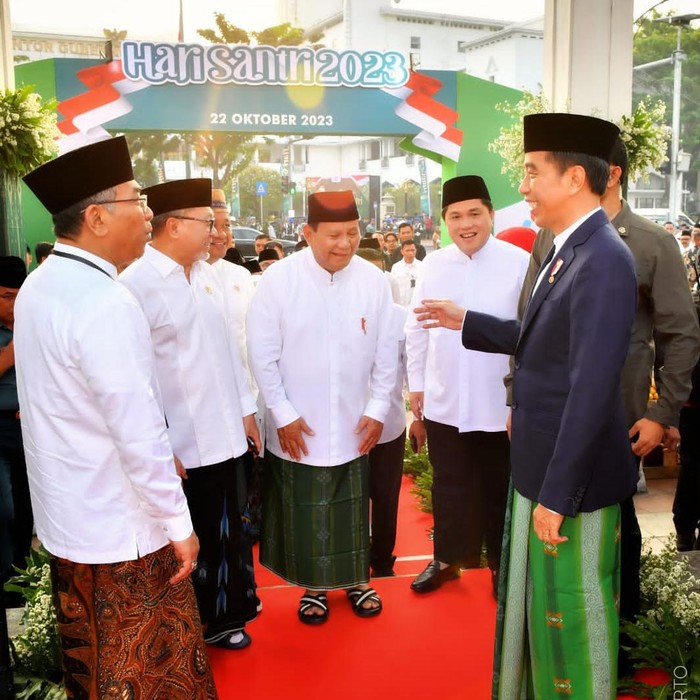 Presiden Jokowi turut hadir dalam Apel Hari Santri 2023 di Surabaya, Jawa Timur, bersama denga menteri-menteri.