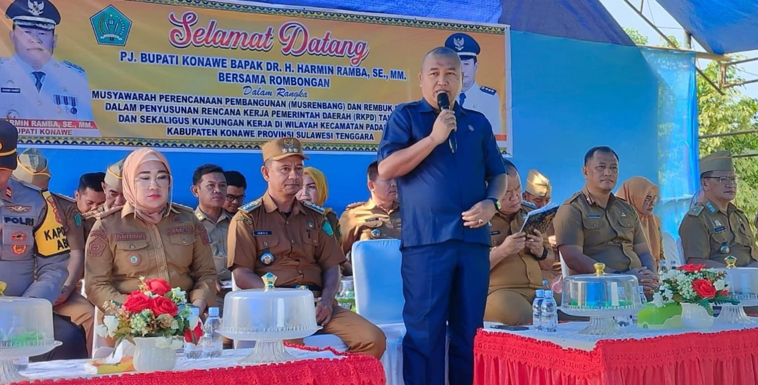 Ketgam: Ketua DPRD Konawe, DR.H.Ardin dalam Musrembang di Kecamatan Padangguni.Foto:Red