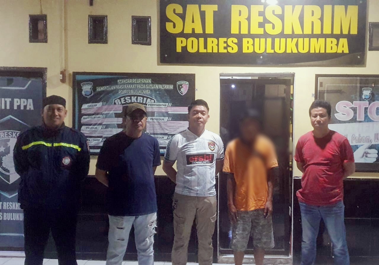 Polres Bulukumba saat ini telah mengamankan seorang pria berinisial FR (44), yang diduga terlibat dalam kasus penganiayaan